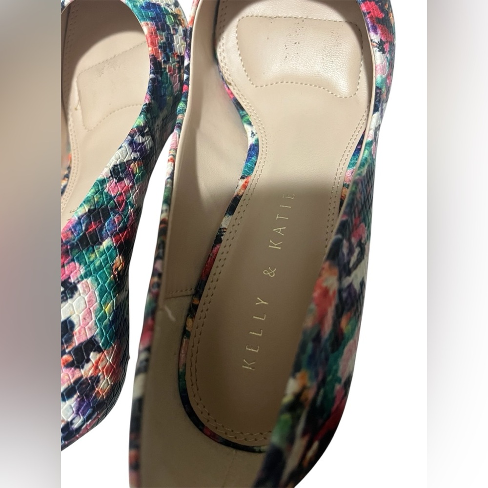 Size 8 Kelly & Katie Multicolor Pointed Toe Pumps - Picture 7 of 9